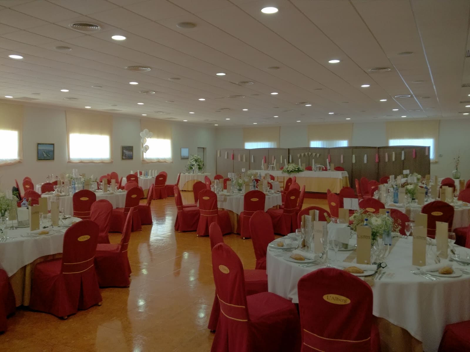 Salón preparado para un banquete