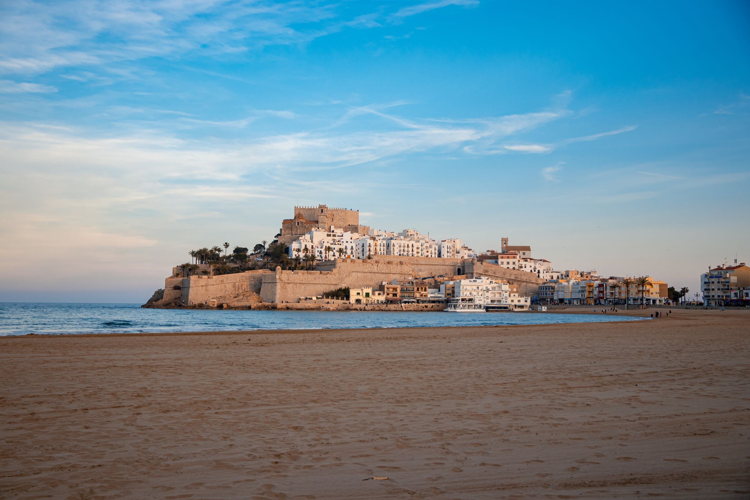 Peníscola i el seu castell vistos des de la platja