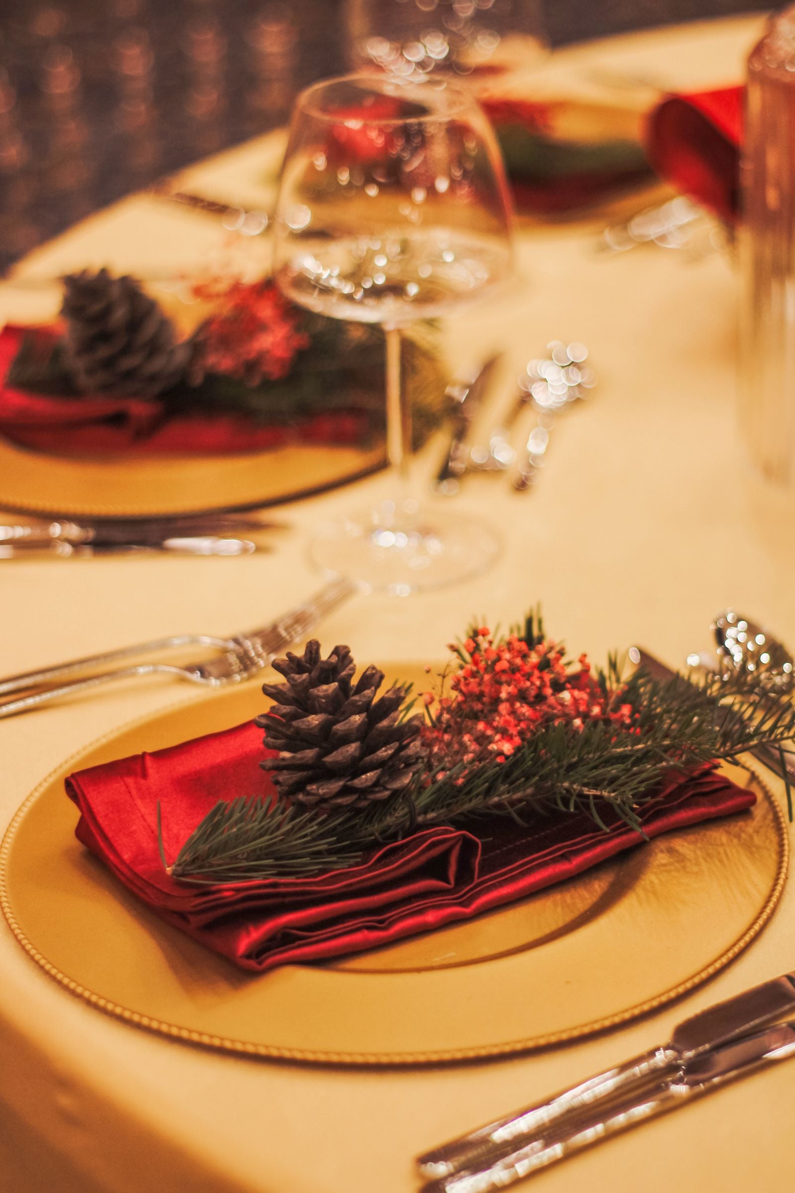 Mesa de Navidad con servilletas rojas y piñas