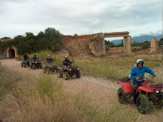 Grup fent una ruta amb quads