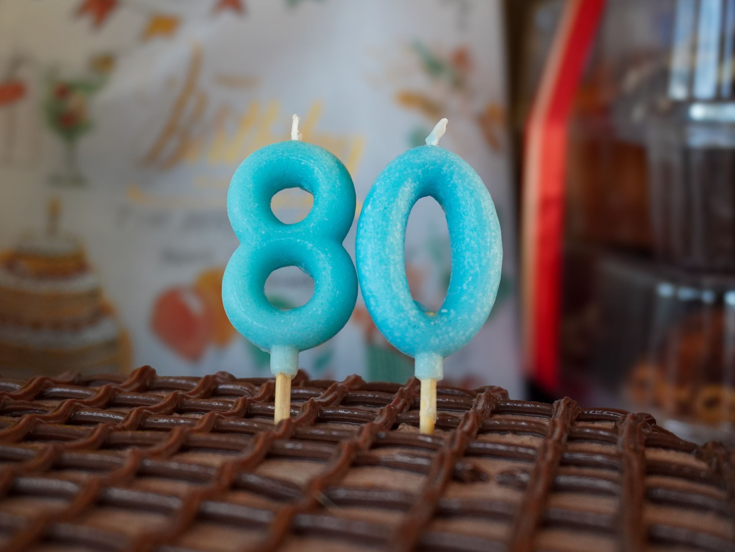 Pastís d’aniversari amb espelmes del número 80