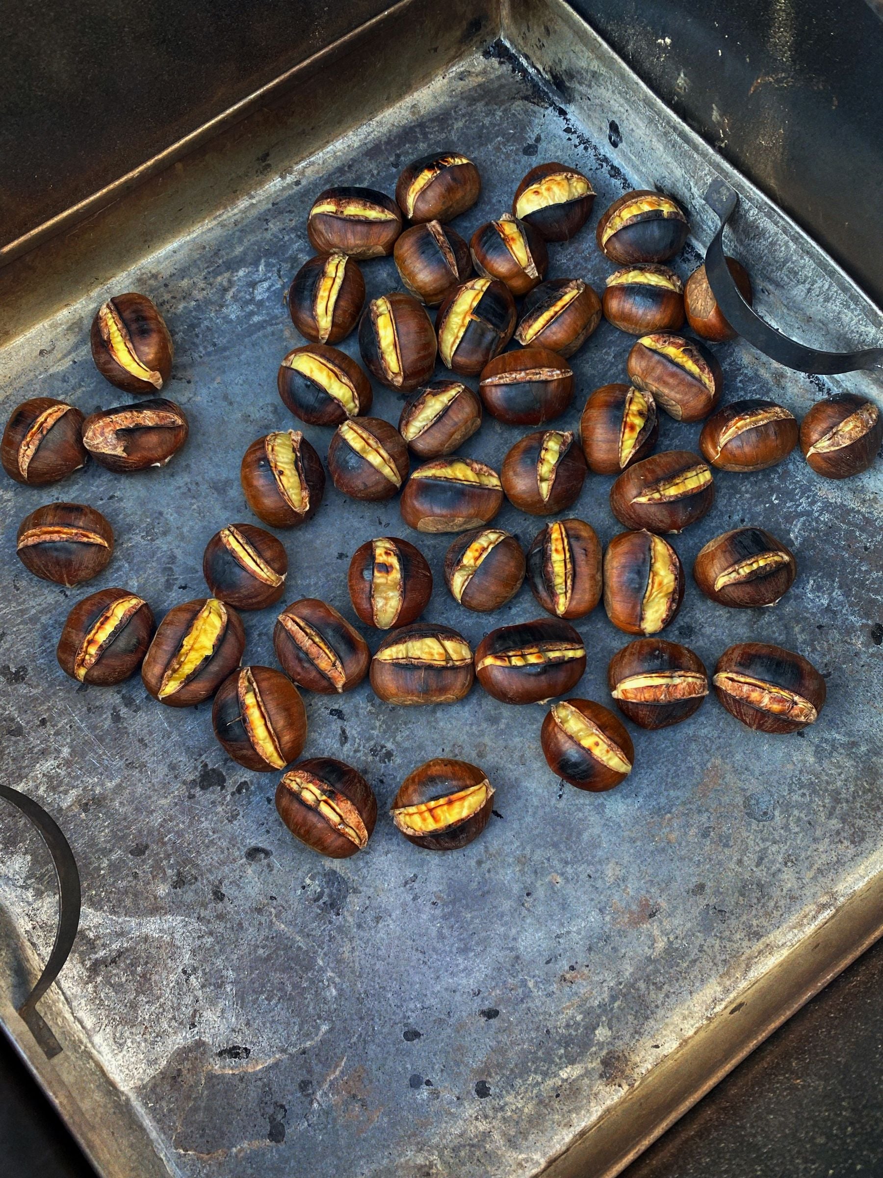 Castañas asadas en una bandeja de metal