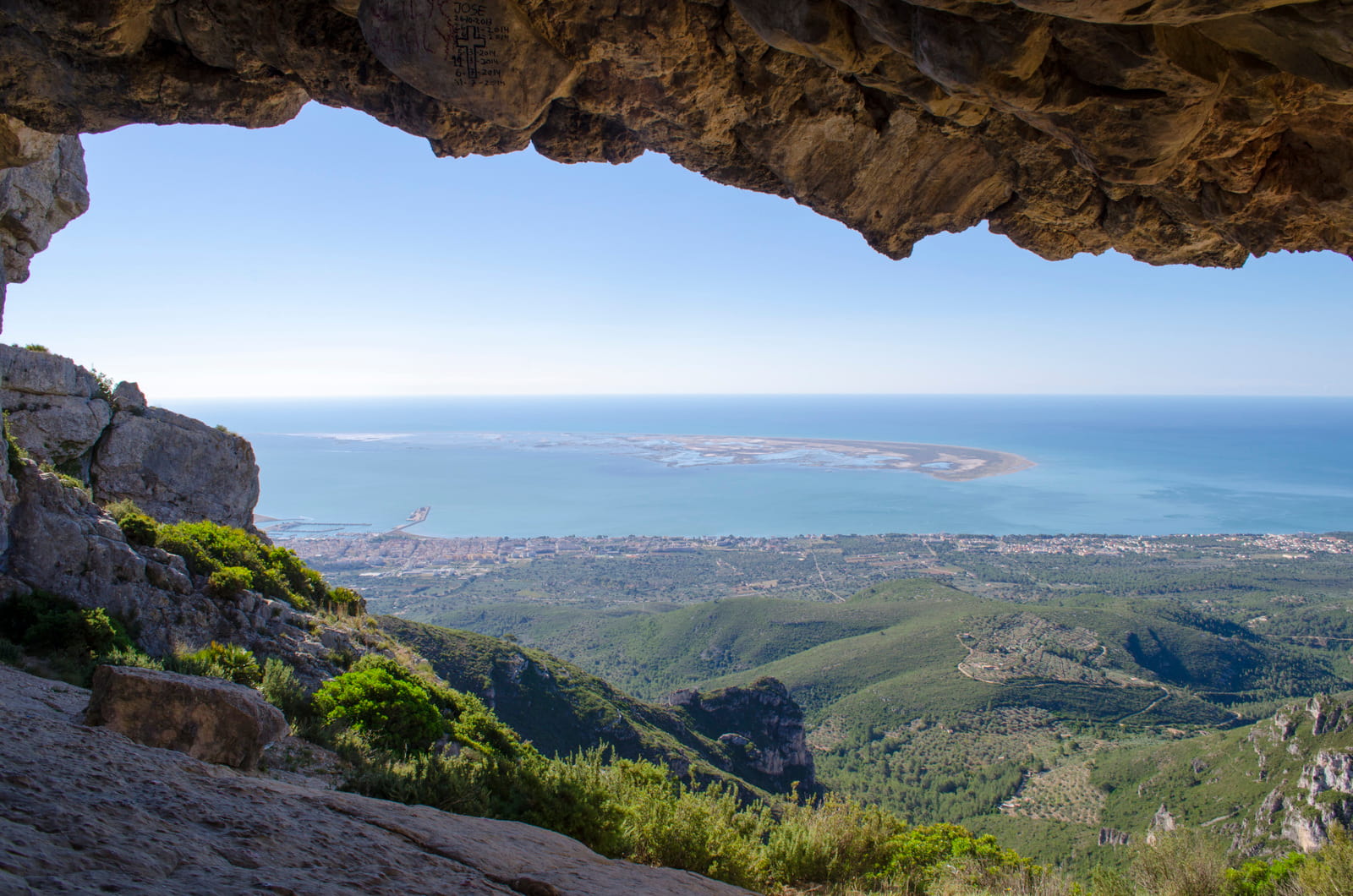El Delta y la bahía vistos desde un abrigo de la sierra del Montsià