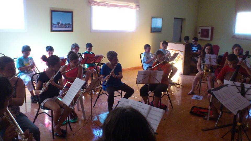 Assaig d’un grup musical a la casa de colònies