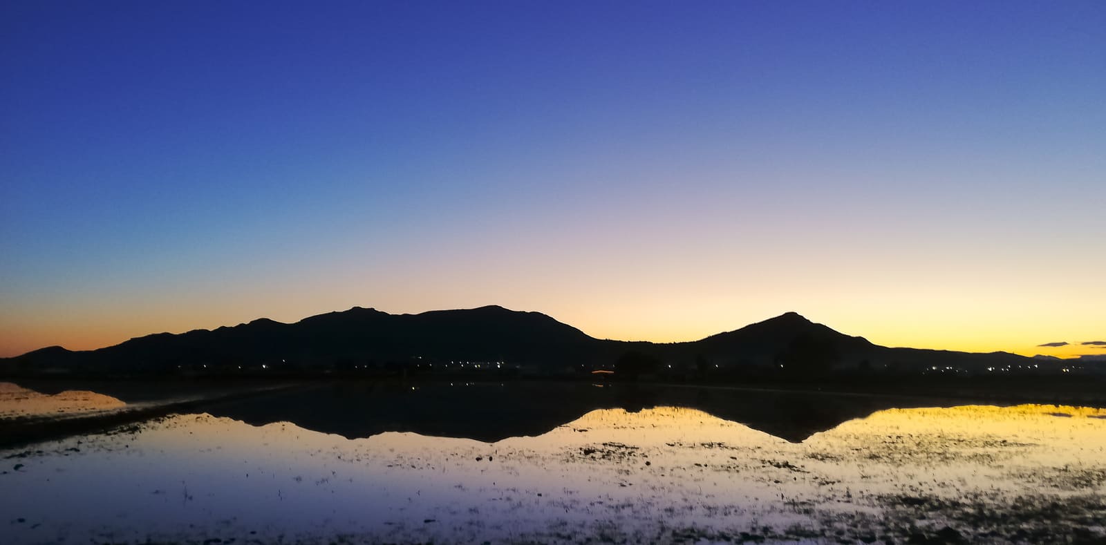La serra del Montsià reflectida a l’aigua al capvespre