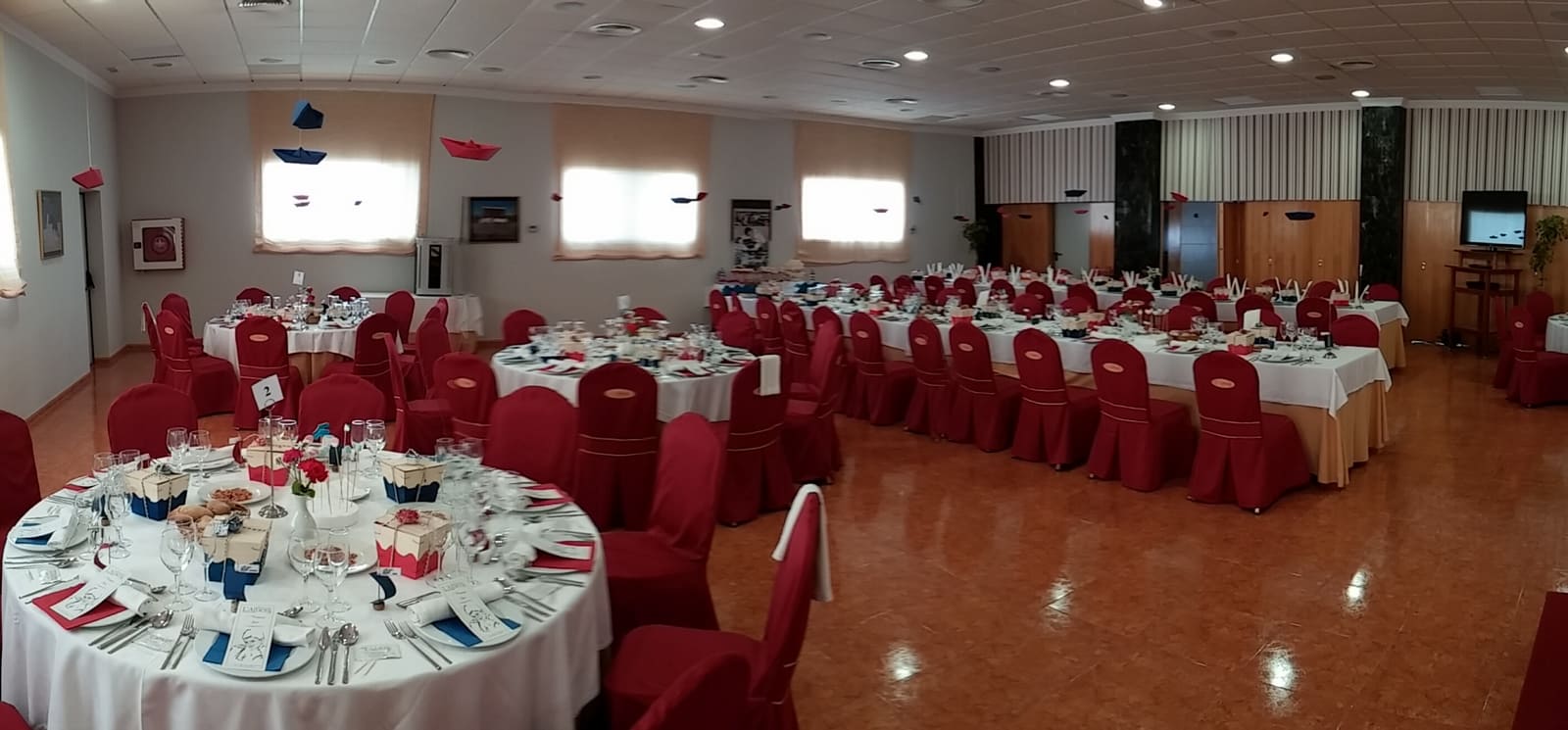 Salón del restaurante preparado para una celebración