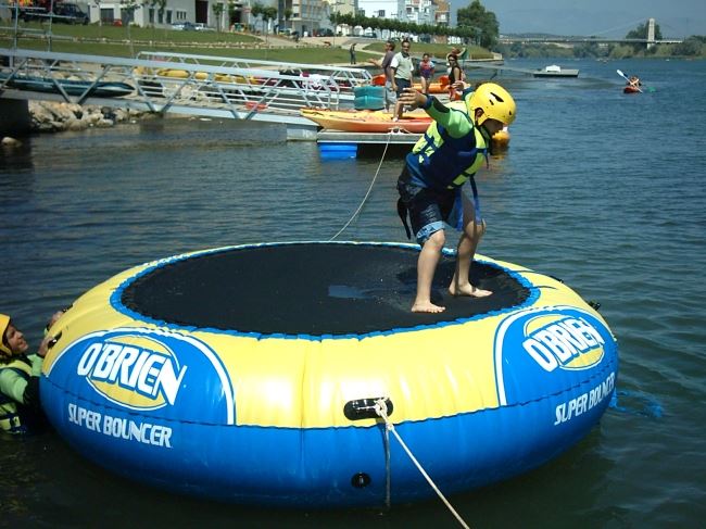 Llit elàstic inflable a l’aigua