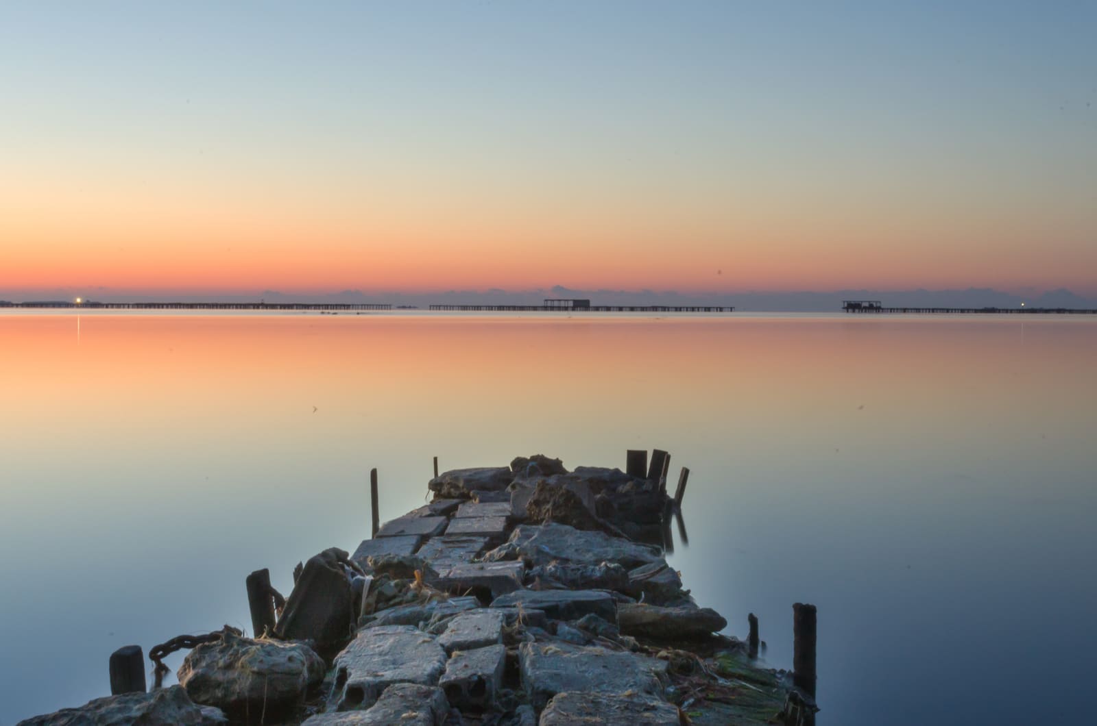 Antic moll de pedra al capvespre en una badia del Delta
