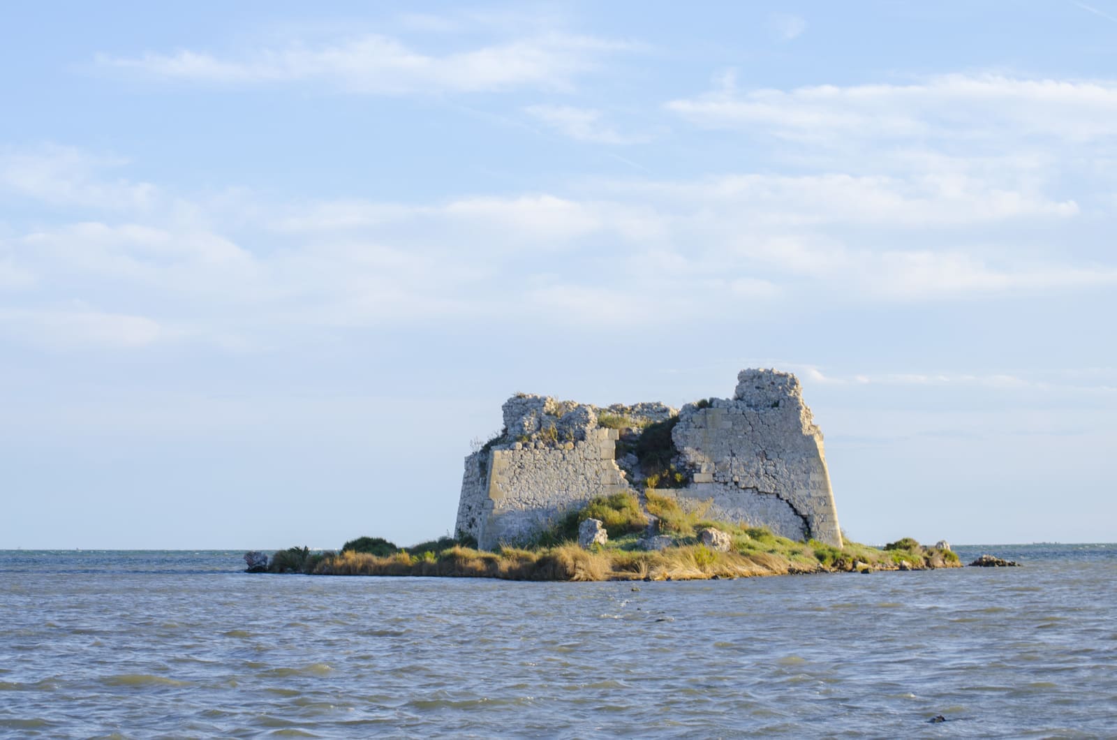 Restes d’una antiga torre en un illot de la badia